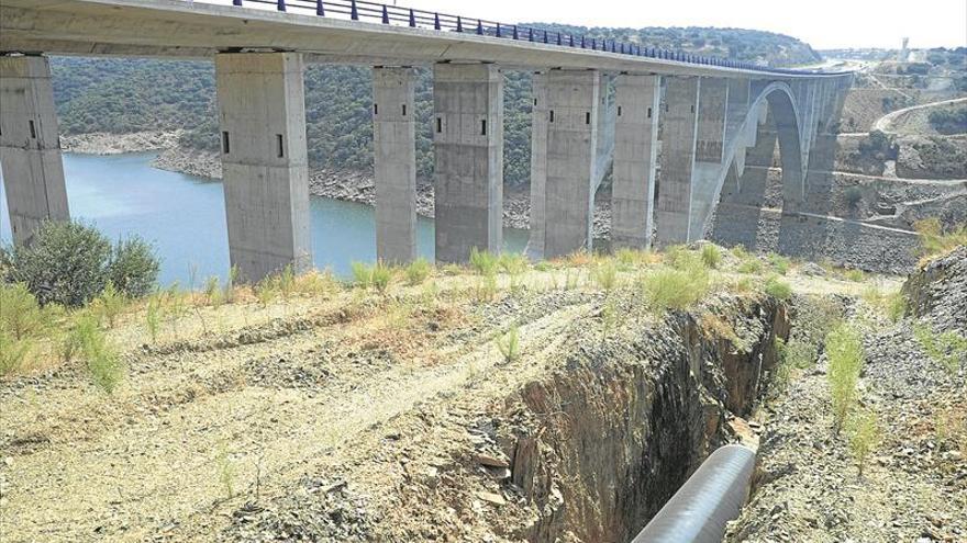 Extremadura pierde 25.000 millones de litros de agua al año por fugas en las tuberías