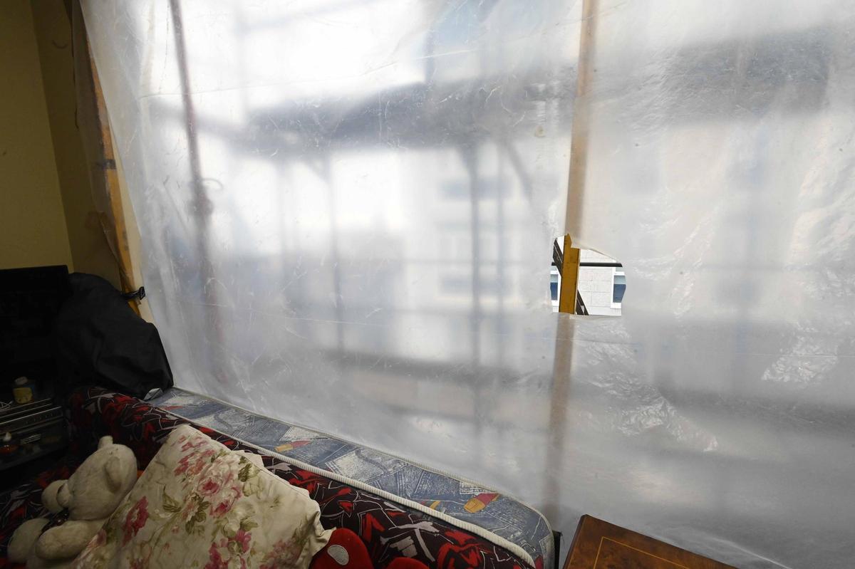 Vista en detalle del plástico que había en la pared del salón de la demandante.
