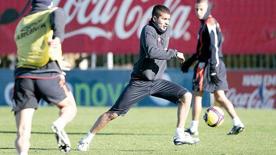 Danilo conduce el balón, ayer, antes de lesionarse