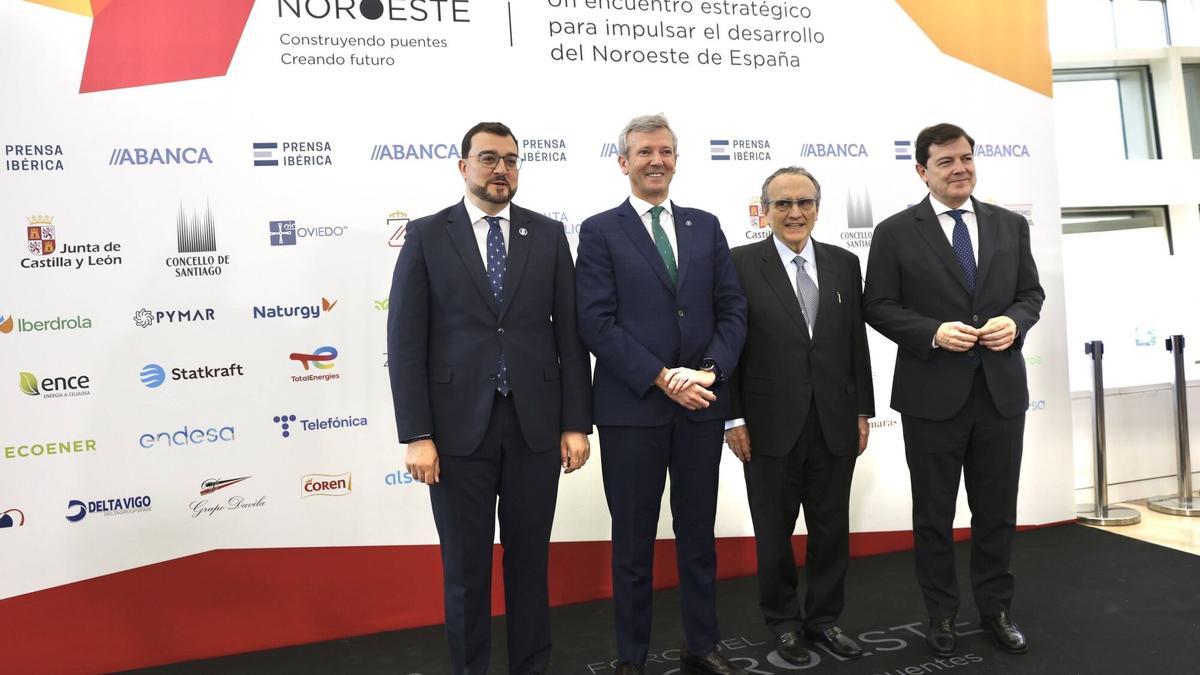 Por la izquierda, Adrián Barbón, presidente del Principado de Asturias, Alfonso Rueda, presidente de la Xunta de Galicia, Javier Moll, presidente de Prensa Ibérica, y Alfonso Fernández Mañueco, presidente de la Junta de Castilla y León.
