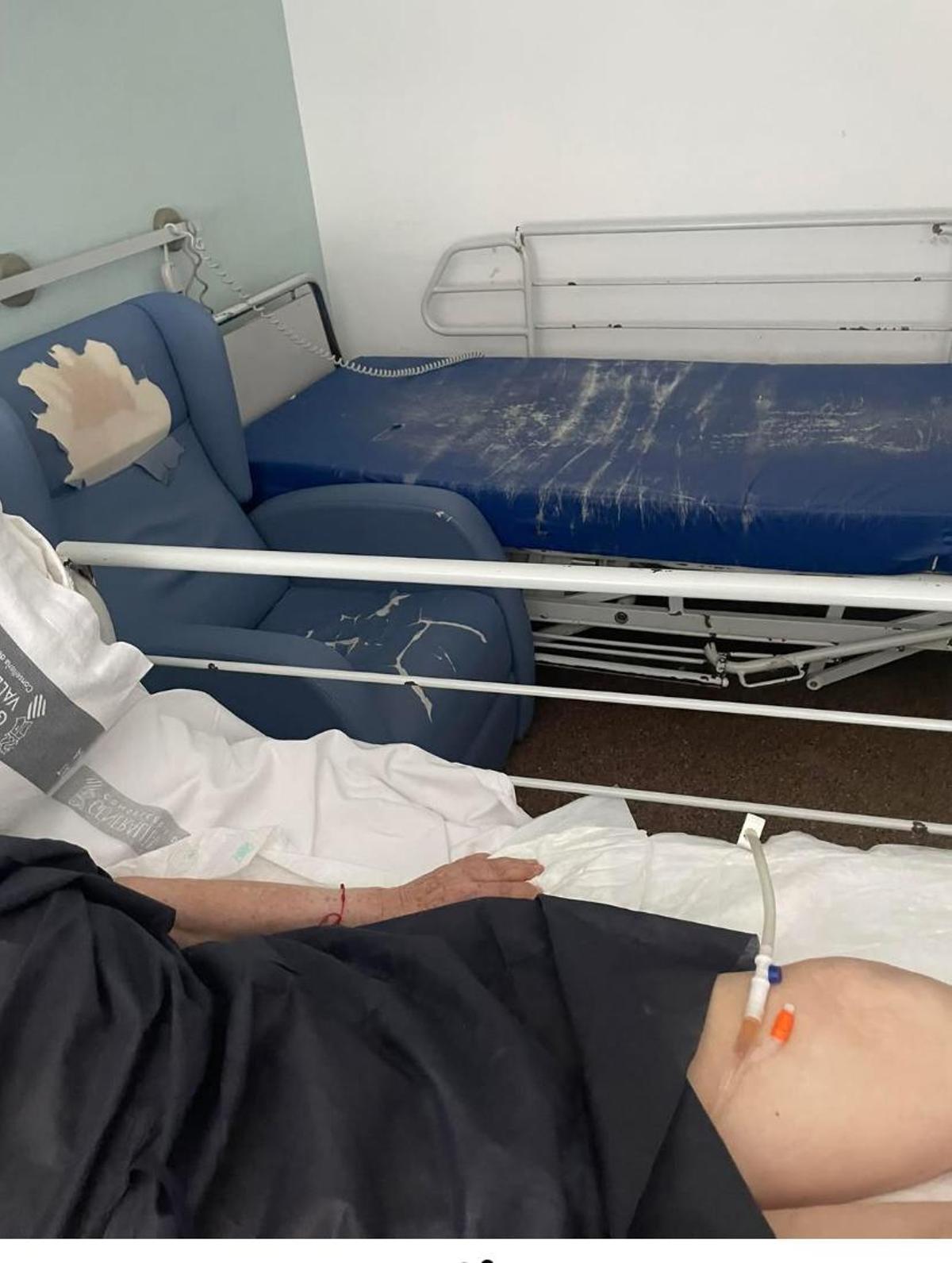 Fotografía difundida por el hospital para probar que los muebles en mal estado están en desuso.