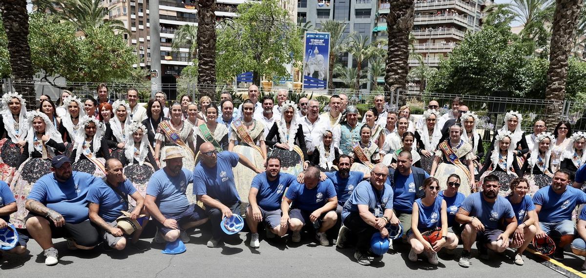 La comitiva fallera se estrena en Alicante con la mascletà de Mediterráneo