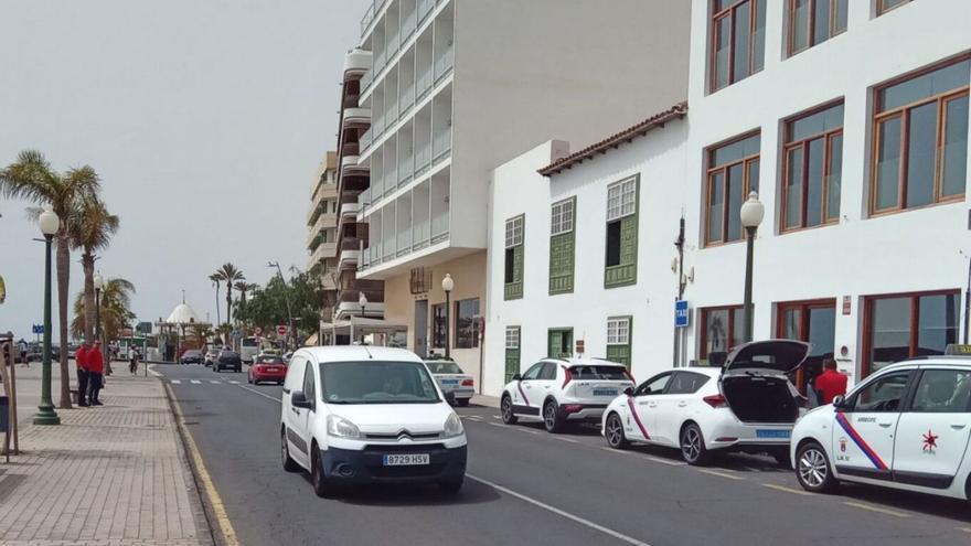 Parada de taxis cercana al Puente de las Bolas, en Arrecife.