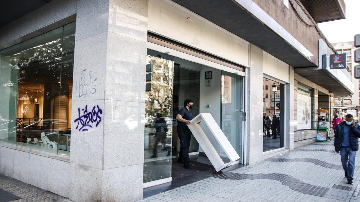 Los operarios se llevaban hoy enseres de la tienda de la avenida de España.