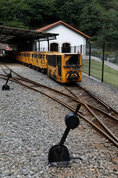 Los turistas visitan el tren ecomuseo minero valle de Samuño