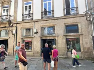 Adiós a otro comercio del casco histórico de Santiago: «Moita xente vén, proba, e logo compra nas plataformas»