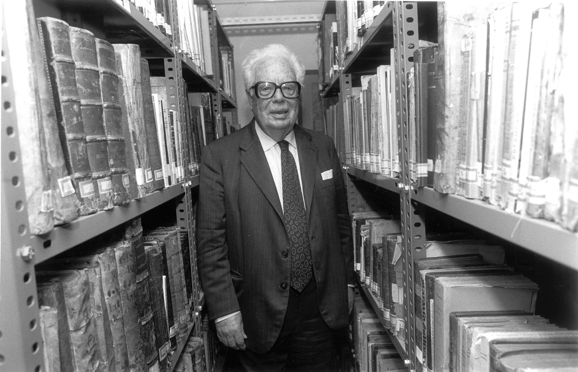 Francisco Fernández del Riego en la biblioteca de la Fundación Penzol