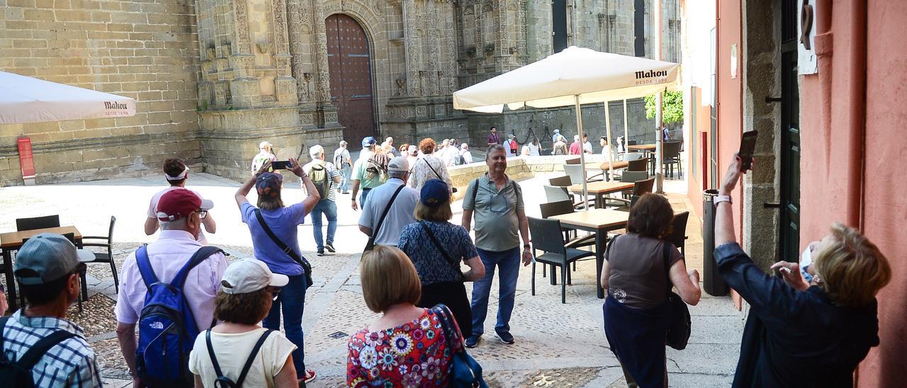 Turistas llegando a la plaza de la catedral de Plasencia.
