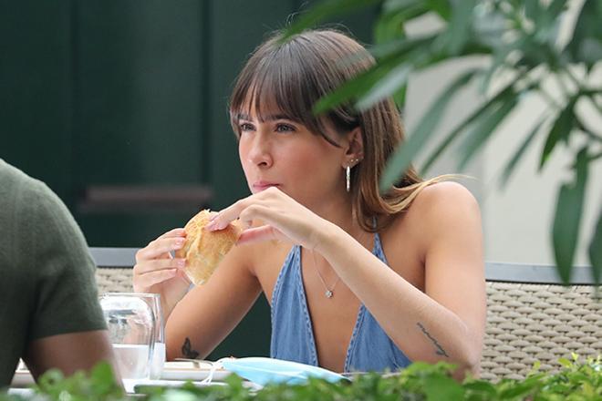 Aitana comiendo en la terraza de un restaurante