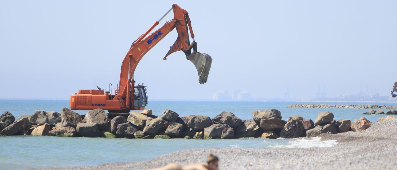 Obras de estabilización del litoral y construcción de espigones en Almenara.