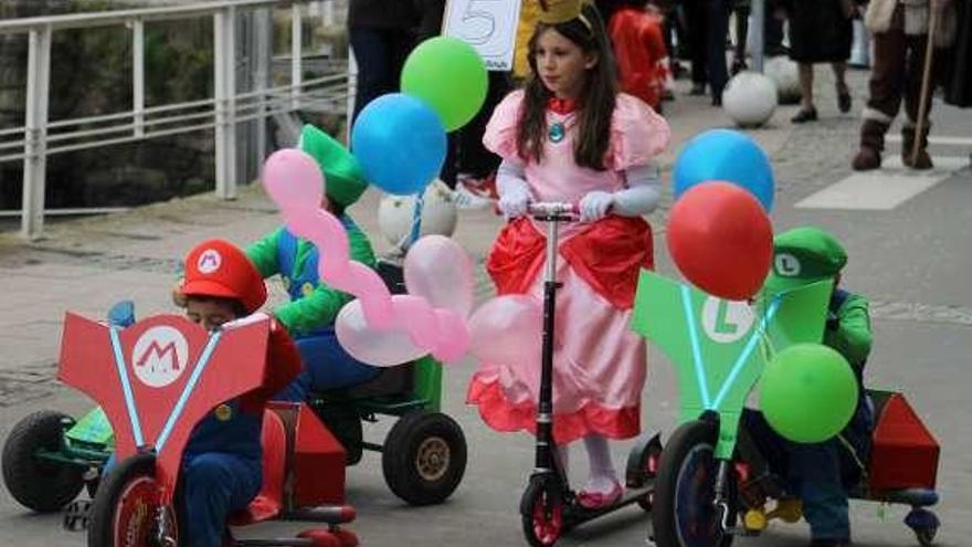 Participantes en el desfile de Carnaval de Luarca de 2018.