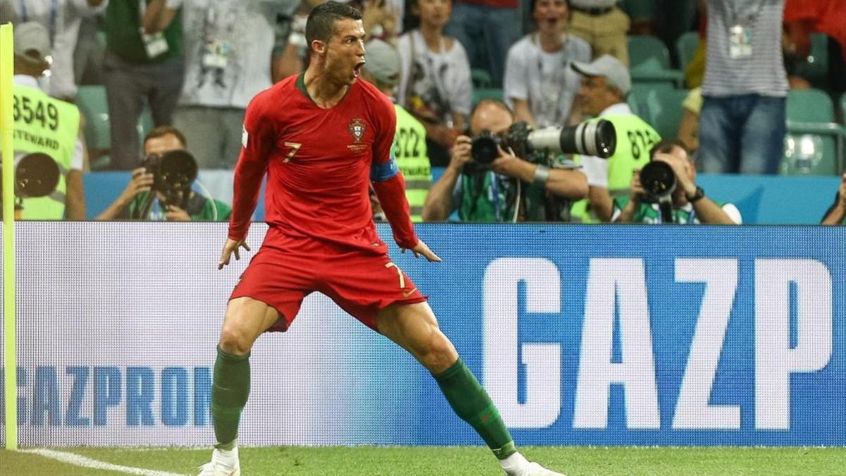 Cristiano Ronaldo celebra uno de sus tres goles a España