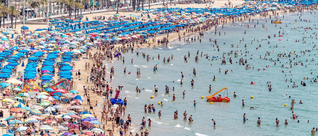 En Benidorm es complicado encontrar cama y sitio en la playa este fin de semana