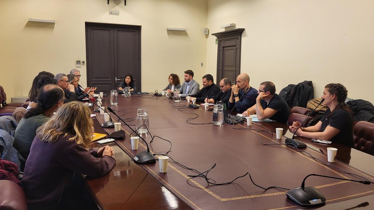 Imagen de la reunión de la consellera con sindicatos y asociaciones de bomberos