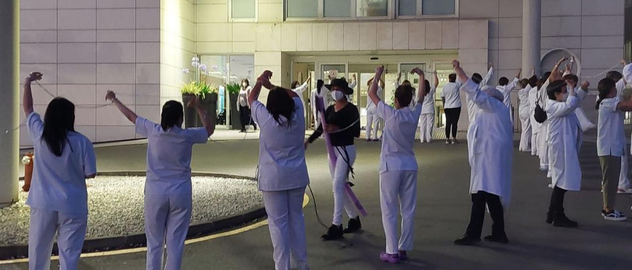 Sanitarios con cadenas, este jueves, a las puertas del Hospital de Cabueñes.