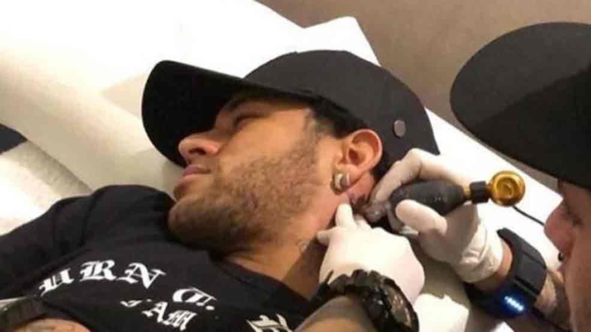 Neymar se ha hecho dibujar un nuevo tatuaje