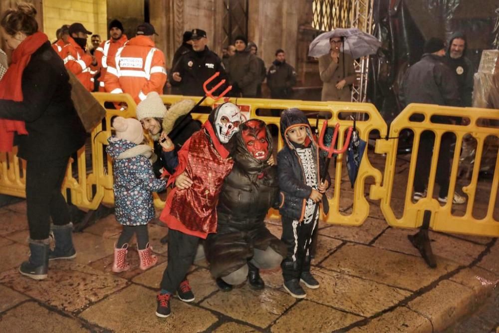 Se enciende una revetla de Sant Sebastià aguada por la tormenta Gloria