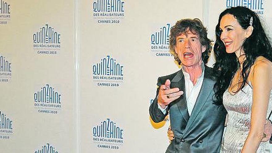 Mick Jagger, ayer, en Cannes con la estilista L&#039;Wren Scott.