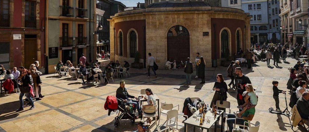 Ambiente de terrazas en la plaza de Trascorrales. /  Irma Collín