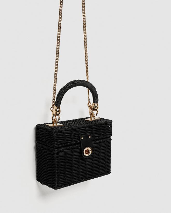 Bolso caja trenzada en negro, de Zara
