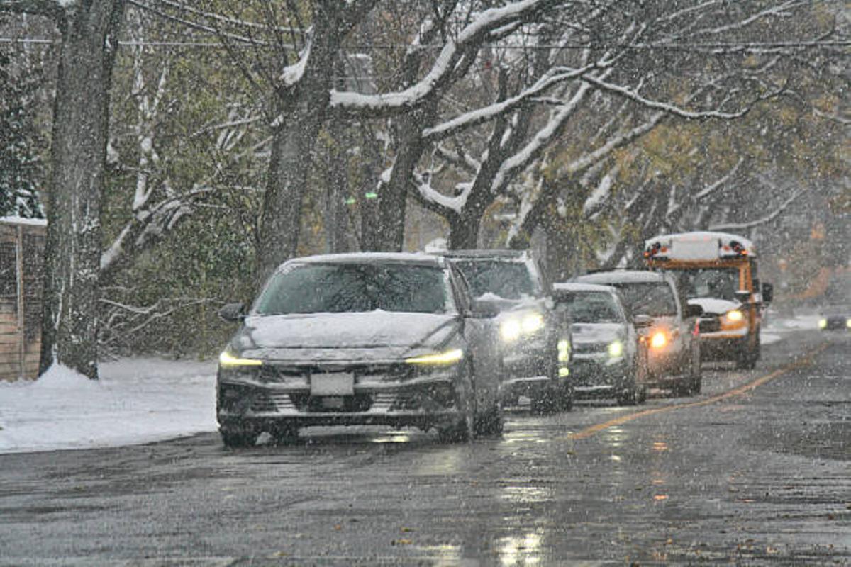 Vehículos circulando por una carretera con nieve