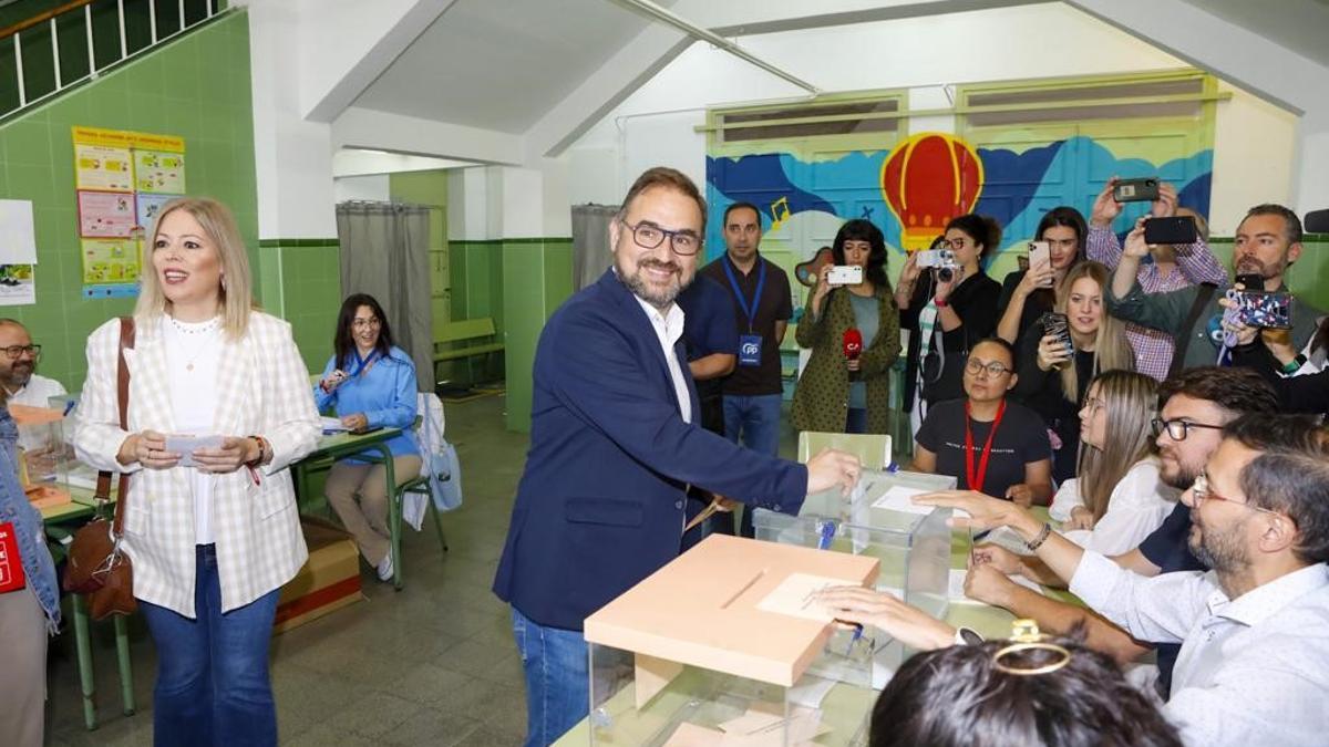 El alcalde y candidato del PSOE a la Alcaldía, Diego José Mateos, votaba en el Colegio Alfonso X el Sabio.