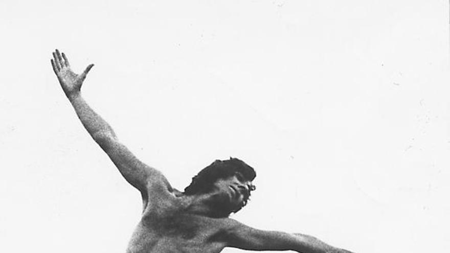 El bailarín Lorenzo Godoy en la playa de Las Canteras. | lp / dlp