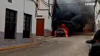 Un incendio de un vehículo en el Raval de Oliva afecta a varias viviendas y obliga a confinar a dos vecinas