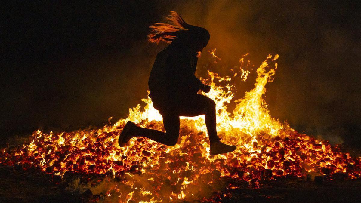 Saltar hogueras o bañarse en ríos son algunos de los rituales que se llevan durante la noche de San Juan