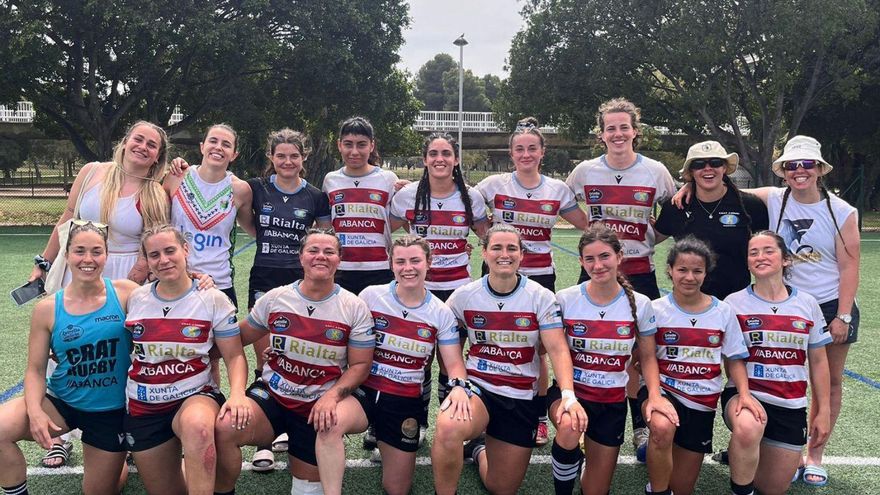 Ichi Pozo, cuarta arrodillada por la derecha, con las jugadoras del CRAT en Valencia.