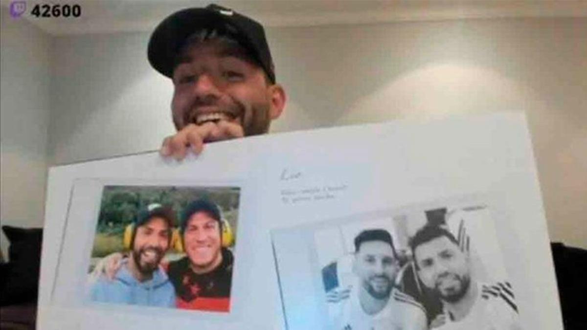 Agüero enseña su regalo de cumpleaños con la felicitación de Messi