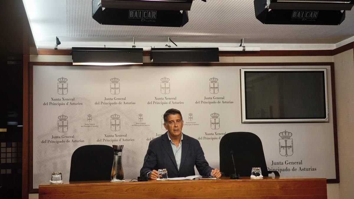 El diputado Manuel Cifuentes., esta mañana en la sala de prensa del parlamento asturiano.
