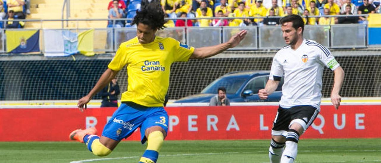 El marcador central uruguayo de la UD Mauricio Lemos golpea el esférico en el Gran Canaria, ante el Valencia.