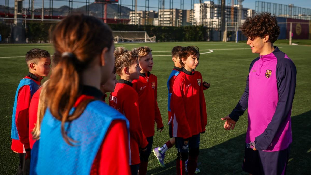 Lovro Chelfi charló con unos niños croatas que visitaron Barcelona