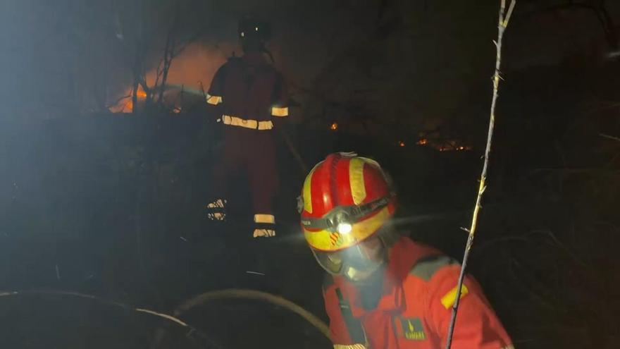 La UME trabaja en el incendio forestal de El Saler en Valencia