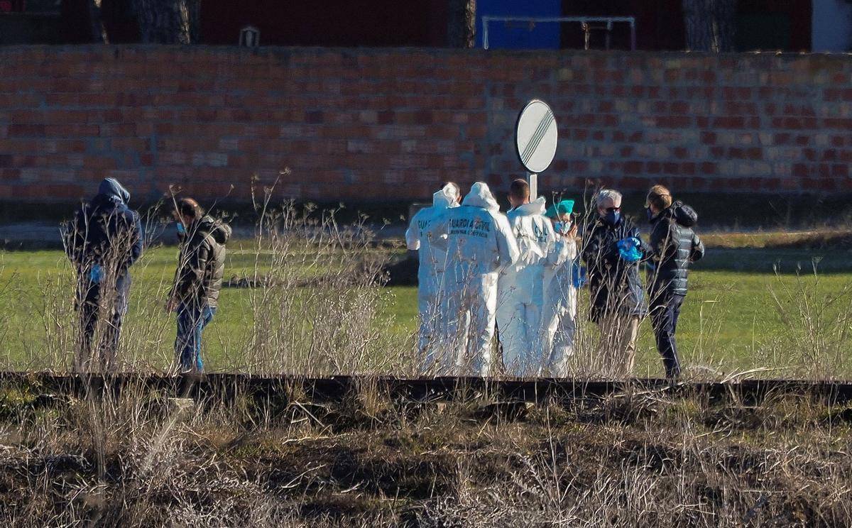 Agentes de la Guardia Civil, tras el hallazgo del cuerpo de Esther López.