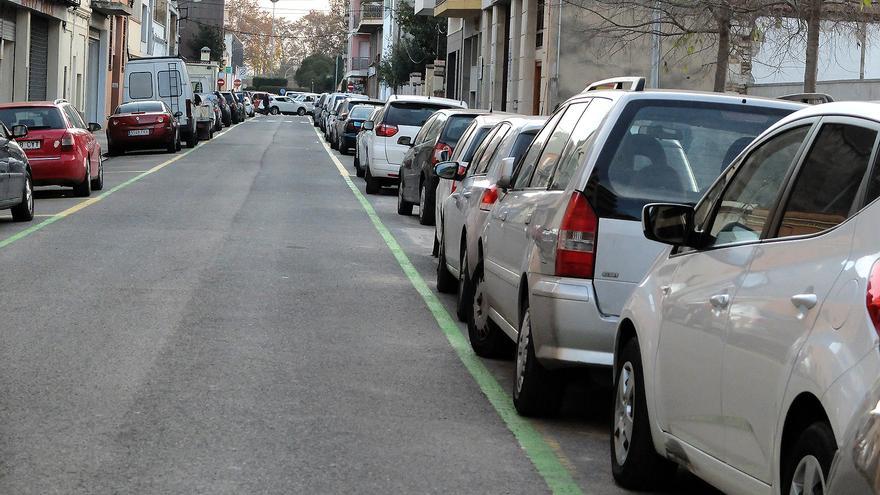 Vehicles aparcats en un carrer de Figueres en una imatge d&#039;arxiu.