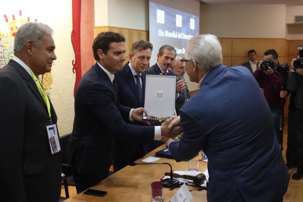 El líder nacional de Ciudadanos ha sido premiado por los abogados de Málaga con el 'World Peace and Liberty Award', un galardón que ha recibido de la mano del decano Francisco Javier Lara.