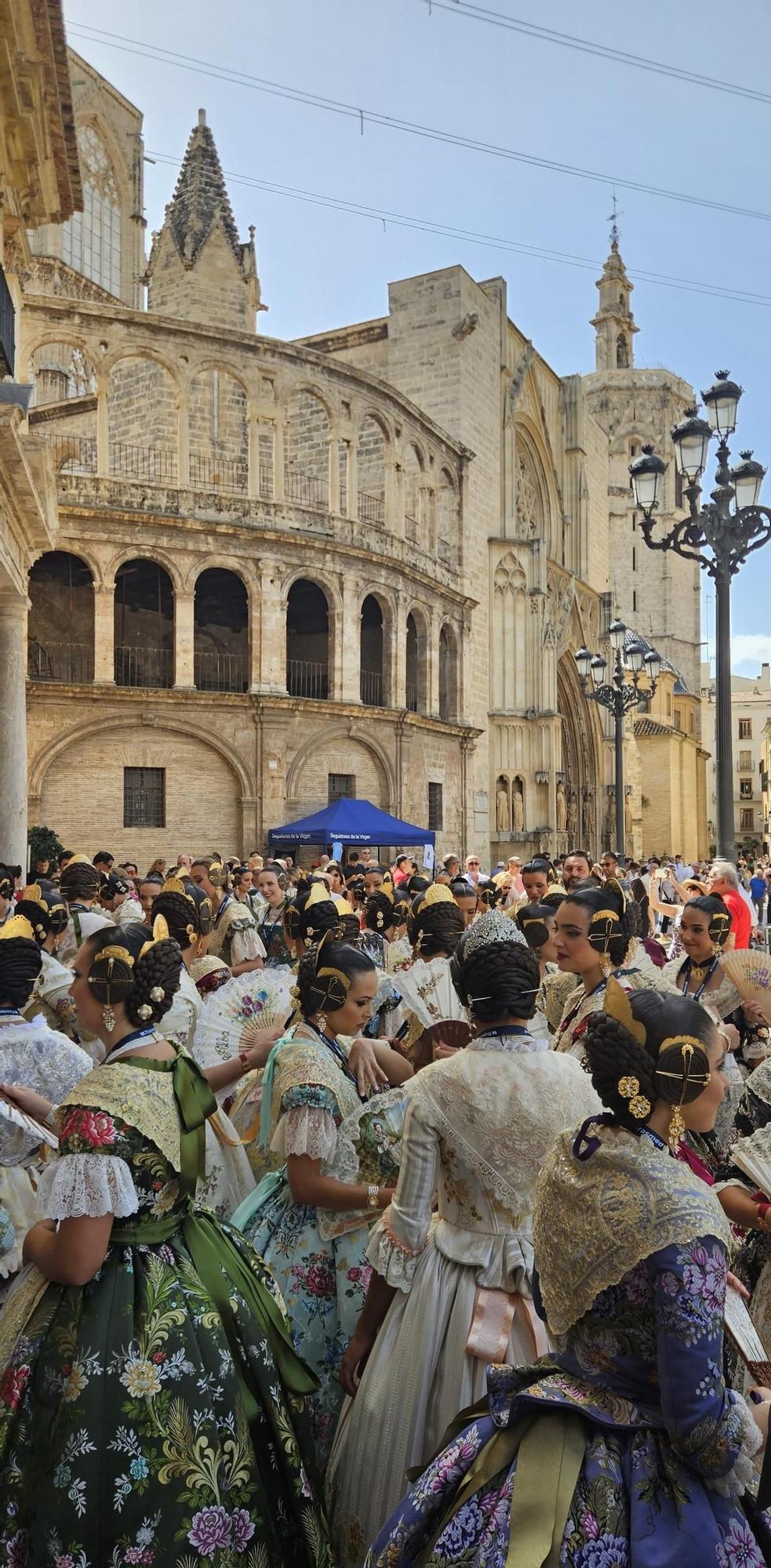 Baño de multitudes de las candidatas a Fallera Mayor de València 2025