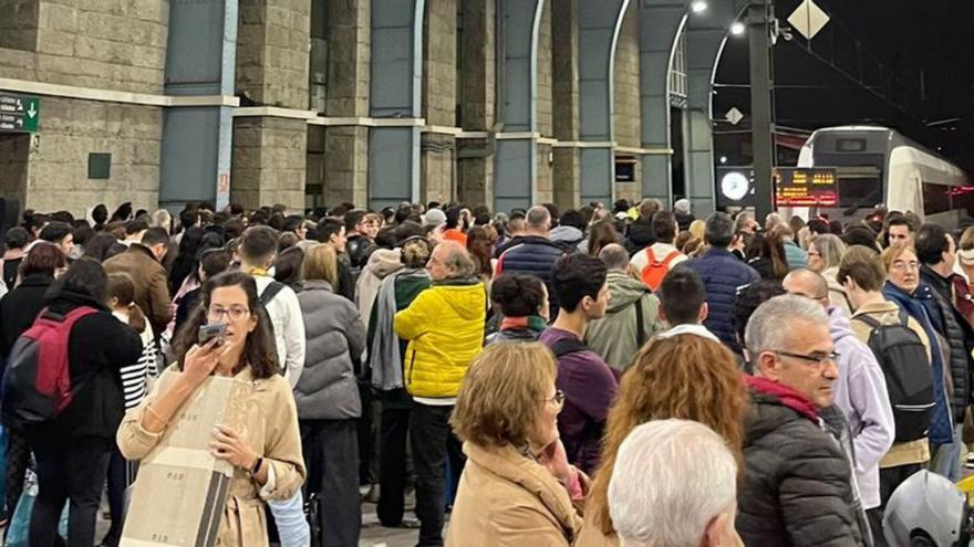 Cientos de usuarios esperan subir a un tren, ayer, en A Coruña.  | // L. O.