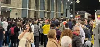 Cientos de viajeros del tren A Coruña-Vigo sufren retrasos y son trasladados en autobús