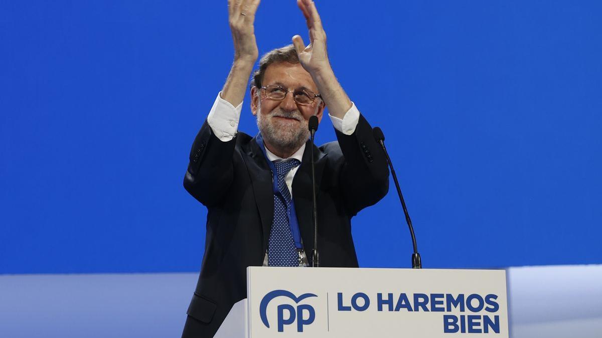 Mariano Rajoy, este viernes, en el Palacio de Congresos de Sevilla, aplaude a sus compañeros del PP.