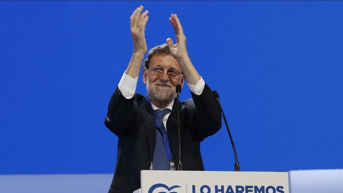 Mariano Rajoy, este viernes, en el Palacio de Congresos de Sevilla, aplaude a sus compañeros del PP.
