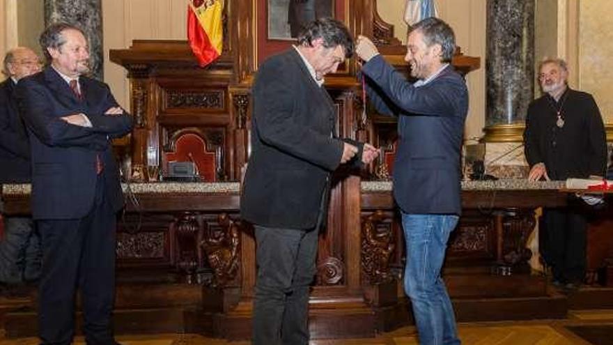 El profesor Emilio Grandío ingresa en el Instituto José Cornide