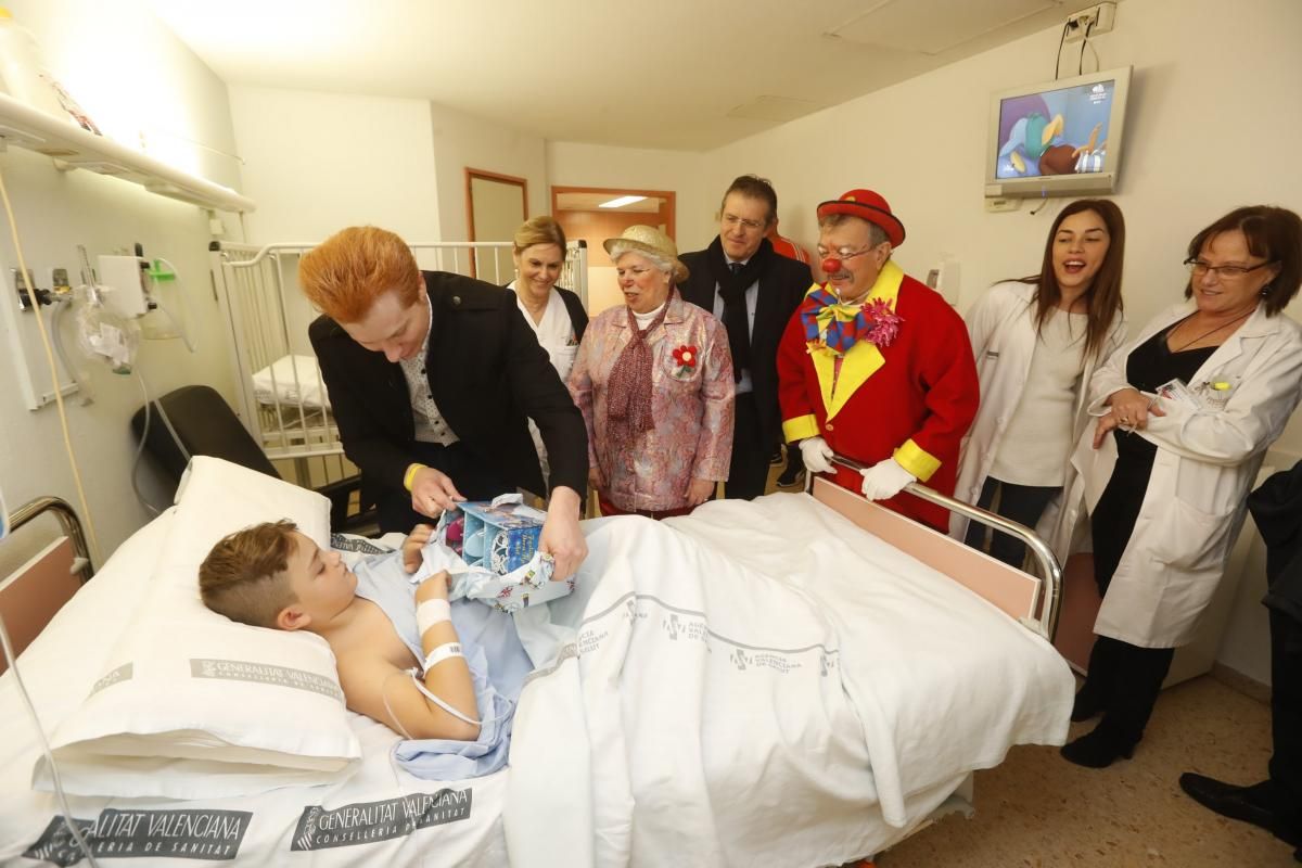 Yunke y Mel i Xispa llevan regalos y alegría a los niños del Hospital General