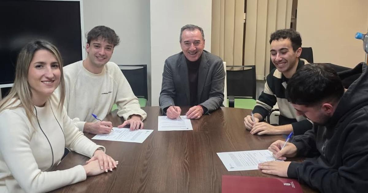 Firma del convenio con la organización de la fiesta en Riba-roja