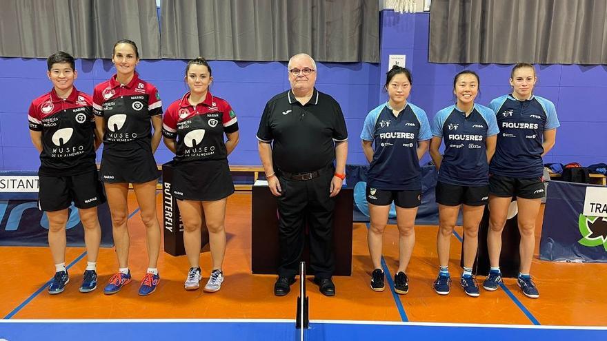 Luca Kahumara, Marija Galona y Ana García, a la izquierda, antes de comenzar el duelo contra el Tramuntana Figueres.