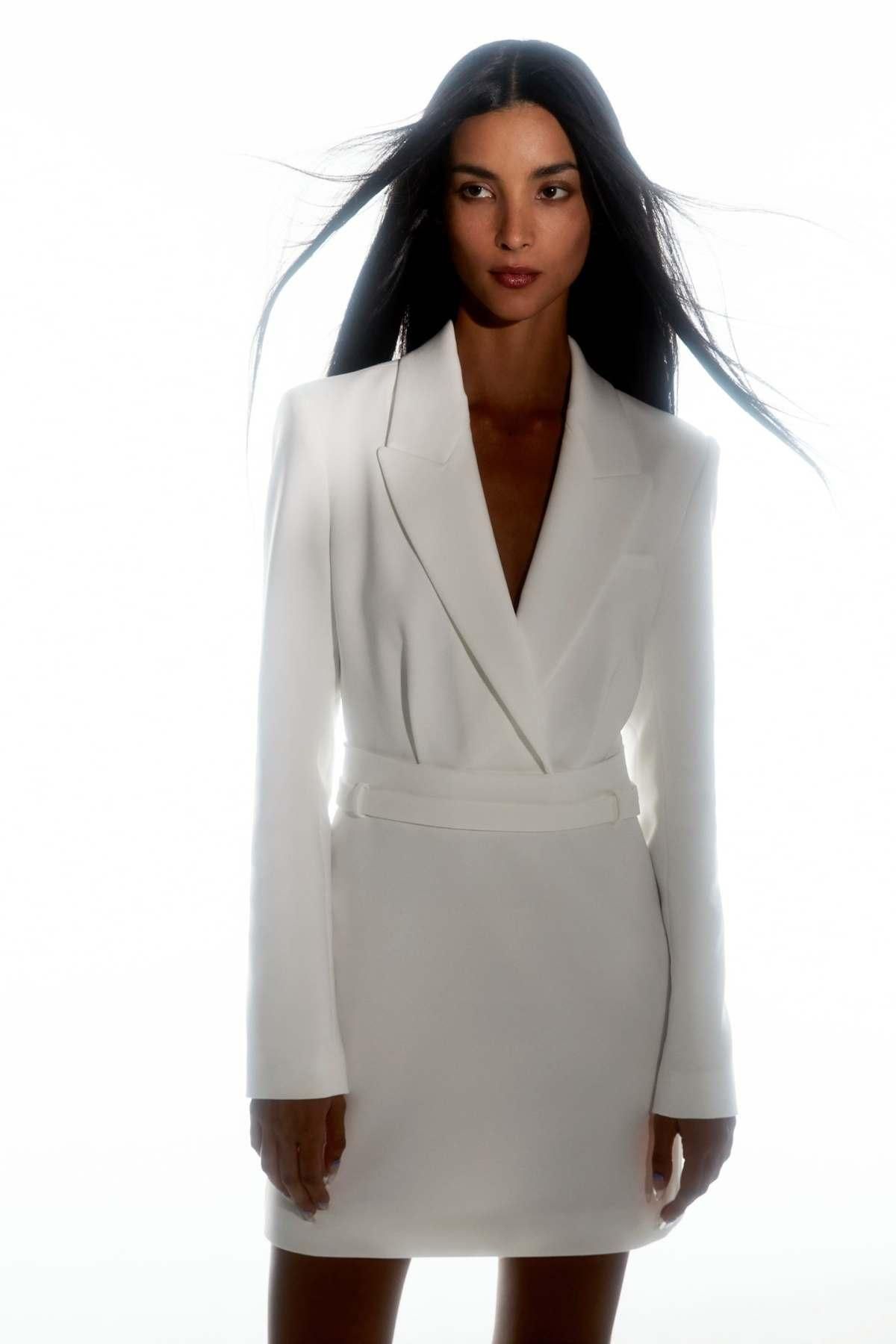 Vestido corto blanco cruzado tipo blazer de Zara