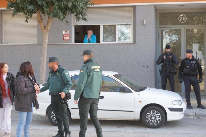 Amplio despliegue de Policía y Guardia Civil en el desahucio de 54 familias en Montserrat