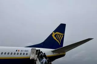 Ryanair titlla de “ximpleria burocràtica” el reglament de la UE que obliga a incloure maletes de mà en el preu dels vols